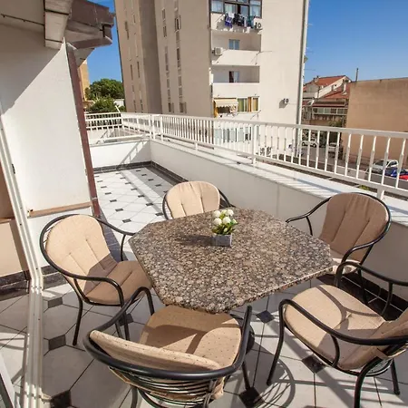 Nikola - Near Town Centre Apartment