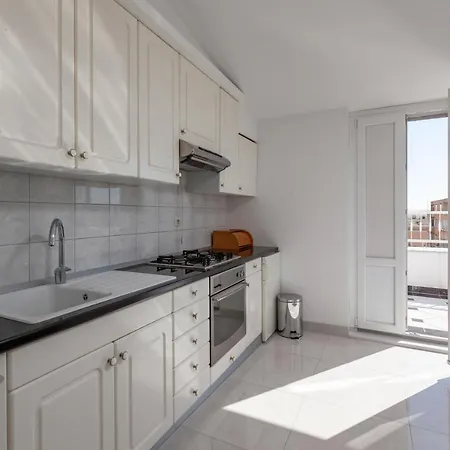 Nikola - Near Town Centre Apartment *