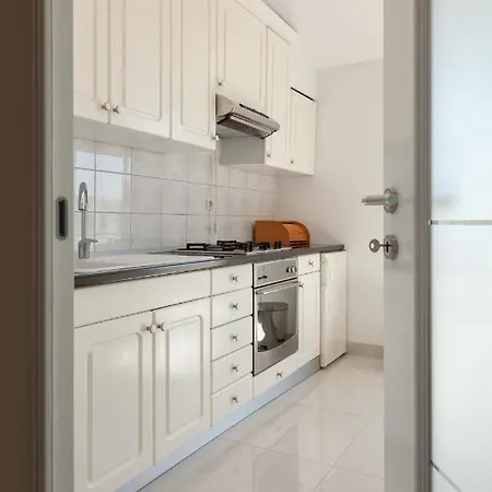 Nikola - Near Town Centre Apartment *