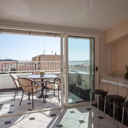Nikola - Near Town Centre Apartment *