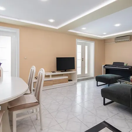 Nikola - Near Town Centre