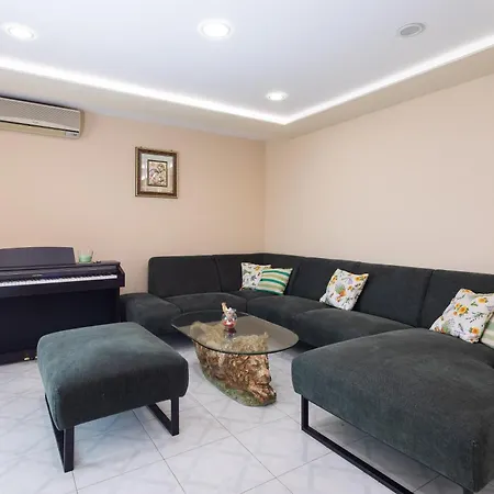 Nikola - Near Town Centre Apartment Makarska