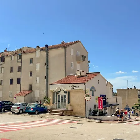 Nikola - Near Town Centre Apartment *