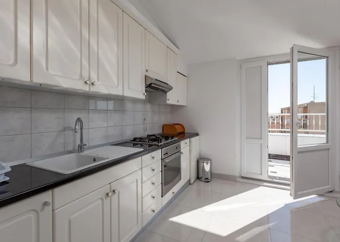 Nikola - Near Town Centre Apartment *