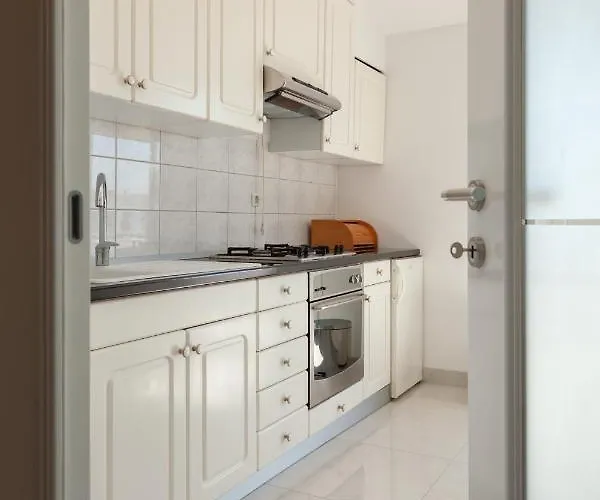 Nikola - Near Town Centre Apartment *