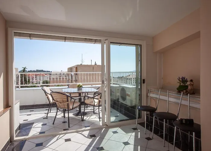 Nikola - Near Town Centre Apartment *