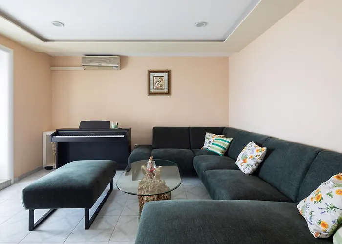 Nikola - Near Town Centre Apartment