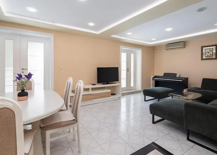 Nikola - Near Town Centre