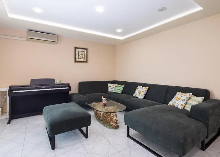 Nikola - Near Town Centre Apartment Makarska