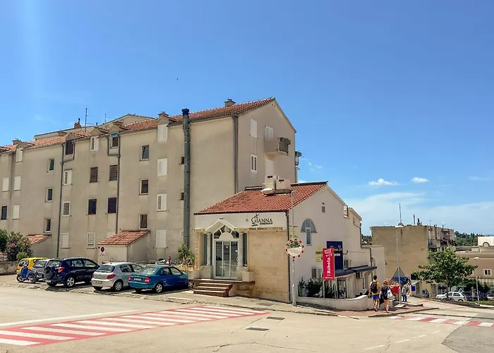 Nikola - Near Town Centre Apartment *